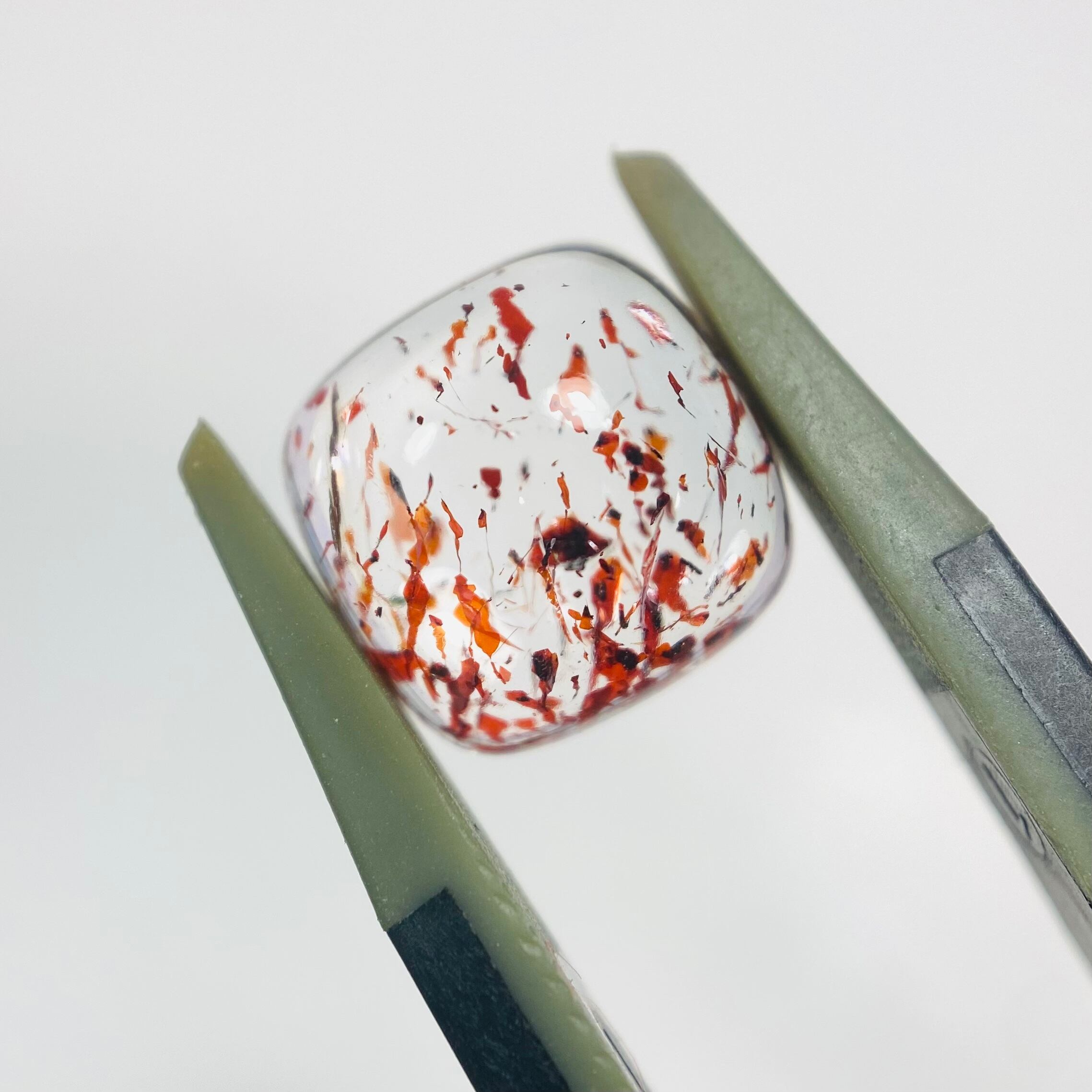 可憐で力強いレピドクロサイトインクオーツ