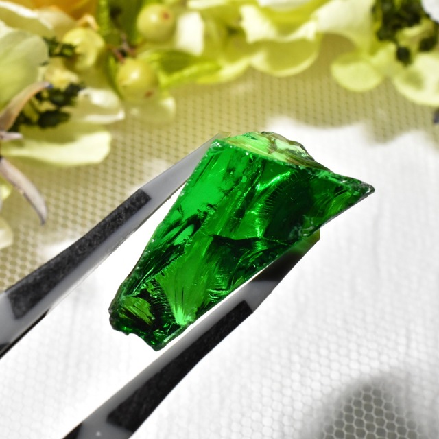 虹入り インドネシア産アンダラクリスタル原石 エメラルドグリーン B