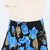 社交ダンス 衣装 スタンダード スカート レッスンウェア 練習着 ICHIOKU イチオク 青 ブラック系 ブルー系 黒 花柄 薔薇 バラ 派手 花プリント おしゃれ ダンスウエア パーティードレス スポーツウェア 大人用 フルスカート フレアスカート 鮮やか レディース 女性用 お出かけ 体型カバー 伸縮性あり 楽ちん ゆったり スタイルアップ ルームウェア