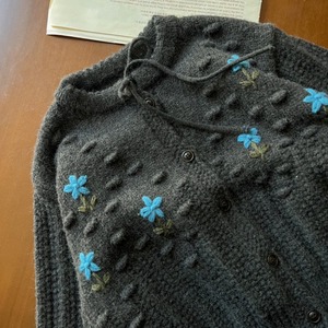 冬手編み小花あしらいニット
