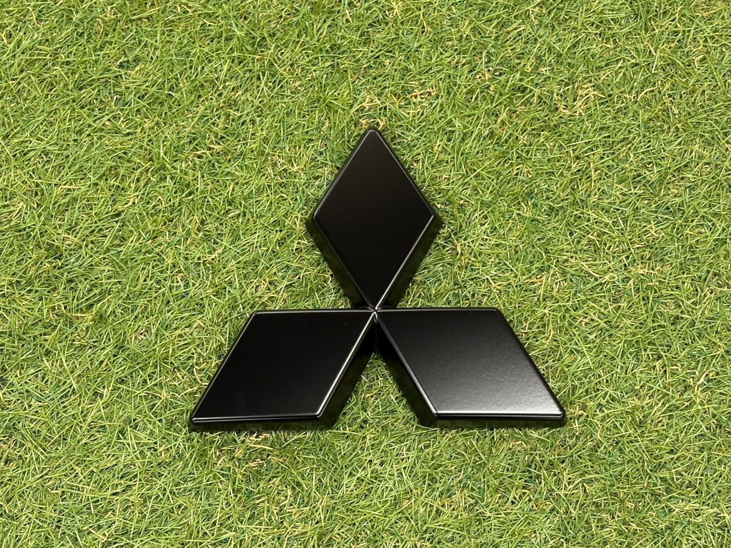 三菱　エンブレム MDF トライトン用 三菱ロゴエンブレム フロントグリル（マットブラック