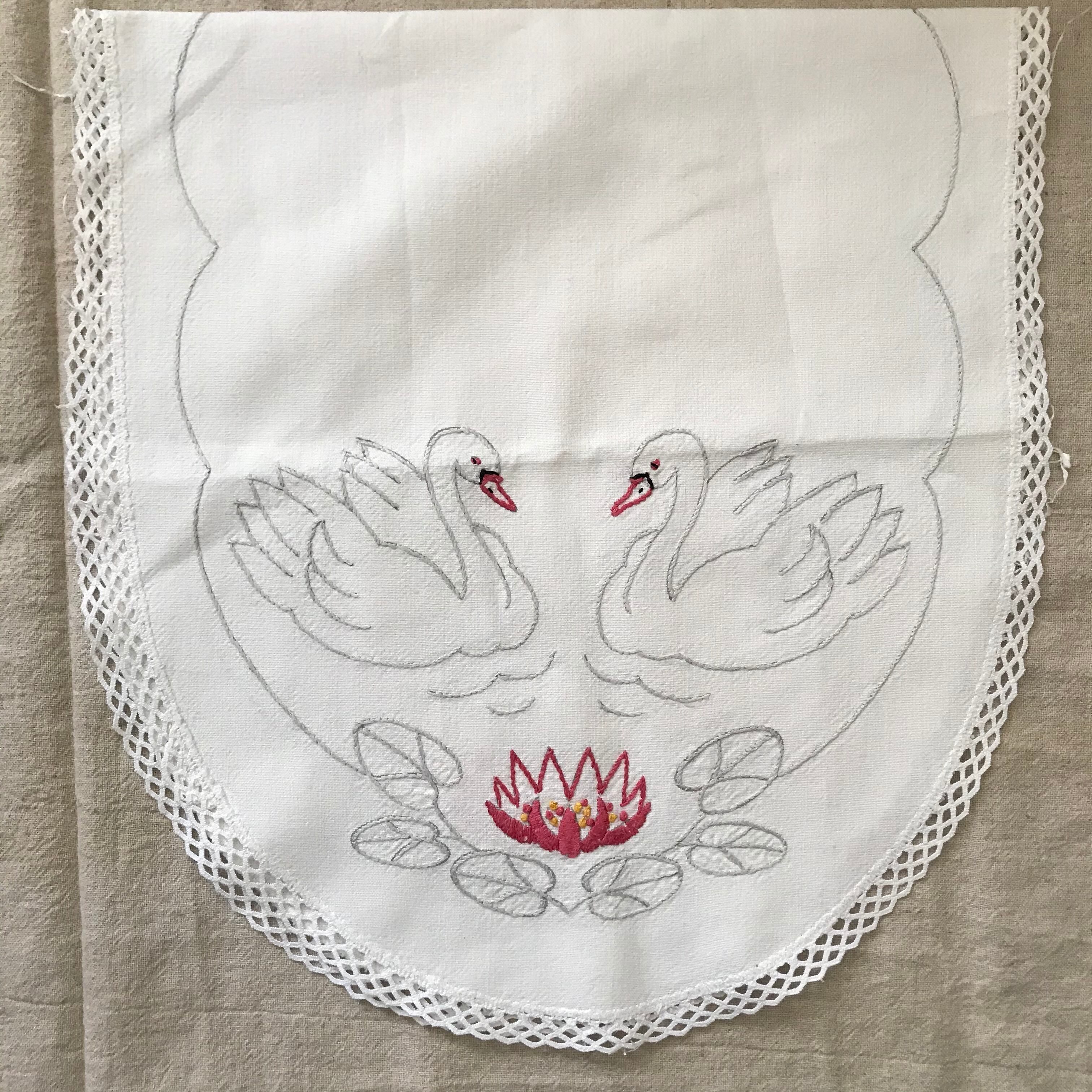 スワンな刺繍の布