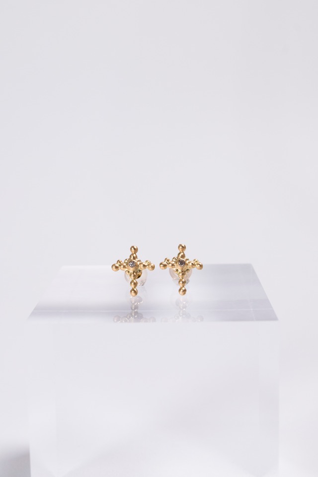 K18 Globes Design Cross Earrings with Diamond 18金グローブズデザインクロスダイヤ入りスタッズピアス
