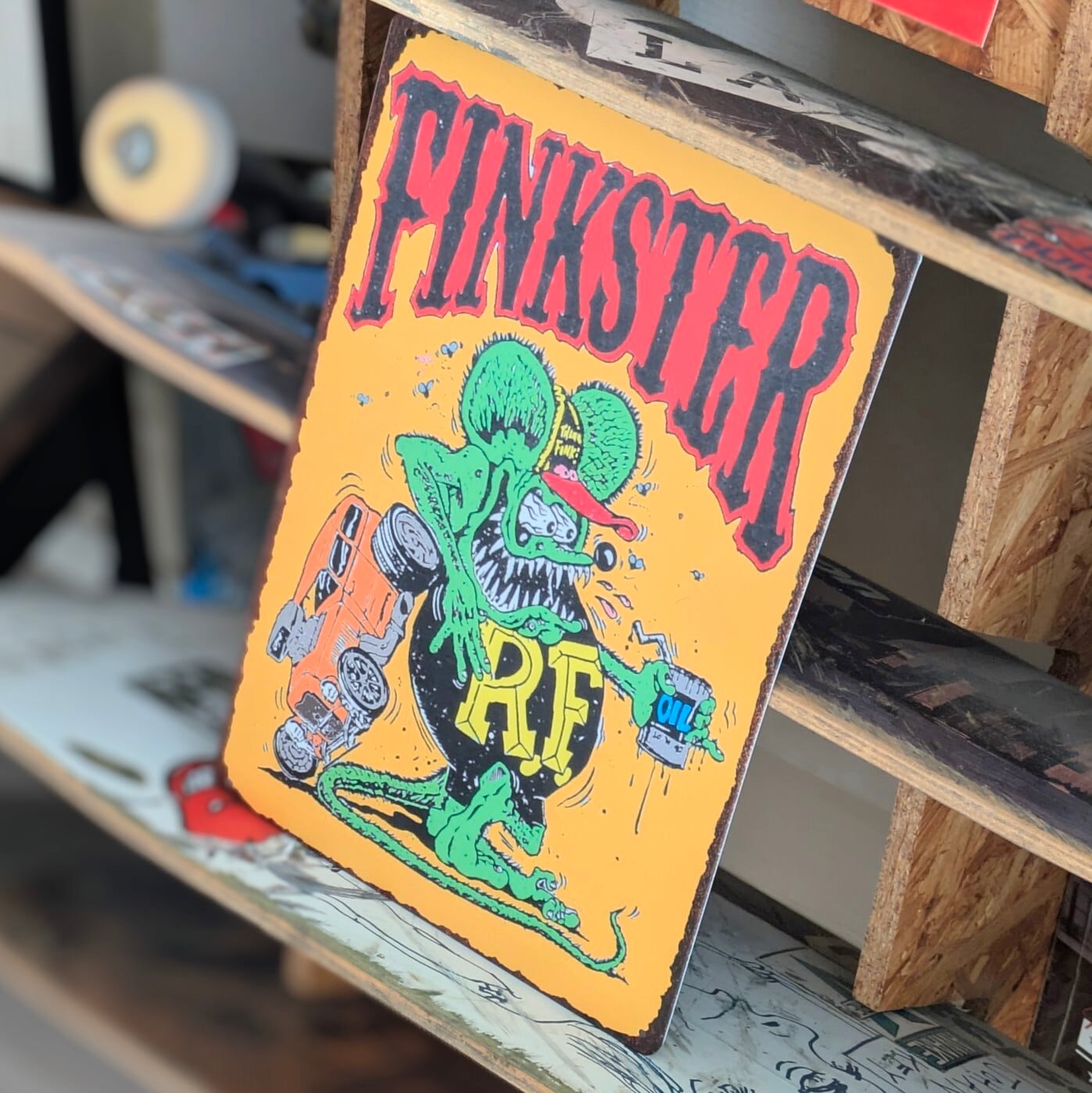 送料無料!ちょうどいいブリキ看板 【 RAT FINK ( ラットフィンク ) 】 『 FINKSTER 』METAL SIGN / メタルサイン / ブリキ看板 / サインボード / ビンテージ加工〚アメリカン雑貨 アメトイ〛