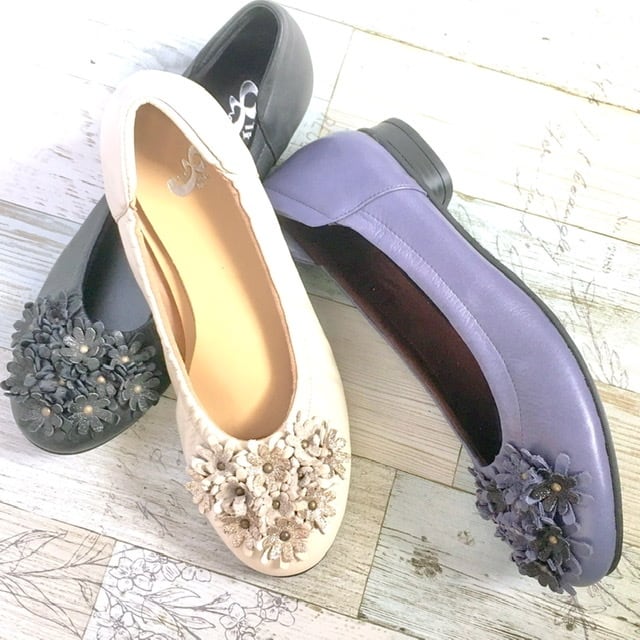 小花飾りシャーリングフラットパンプス