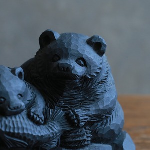 仲良く食事中の、クマの家族 2