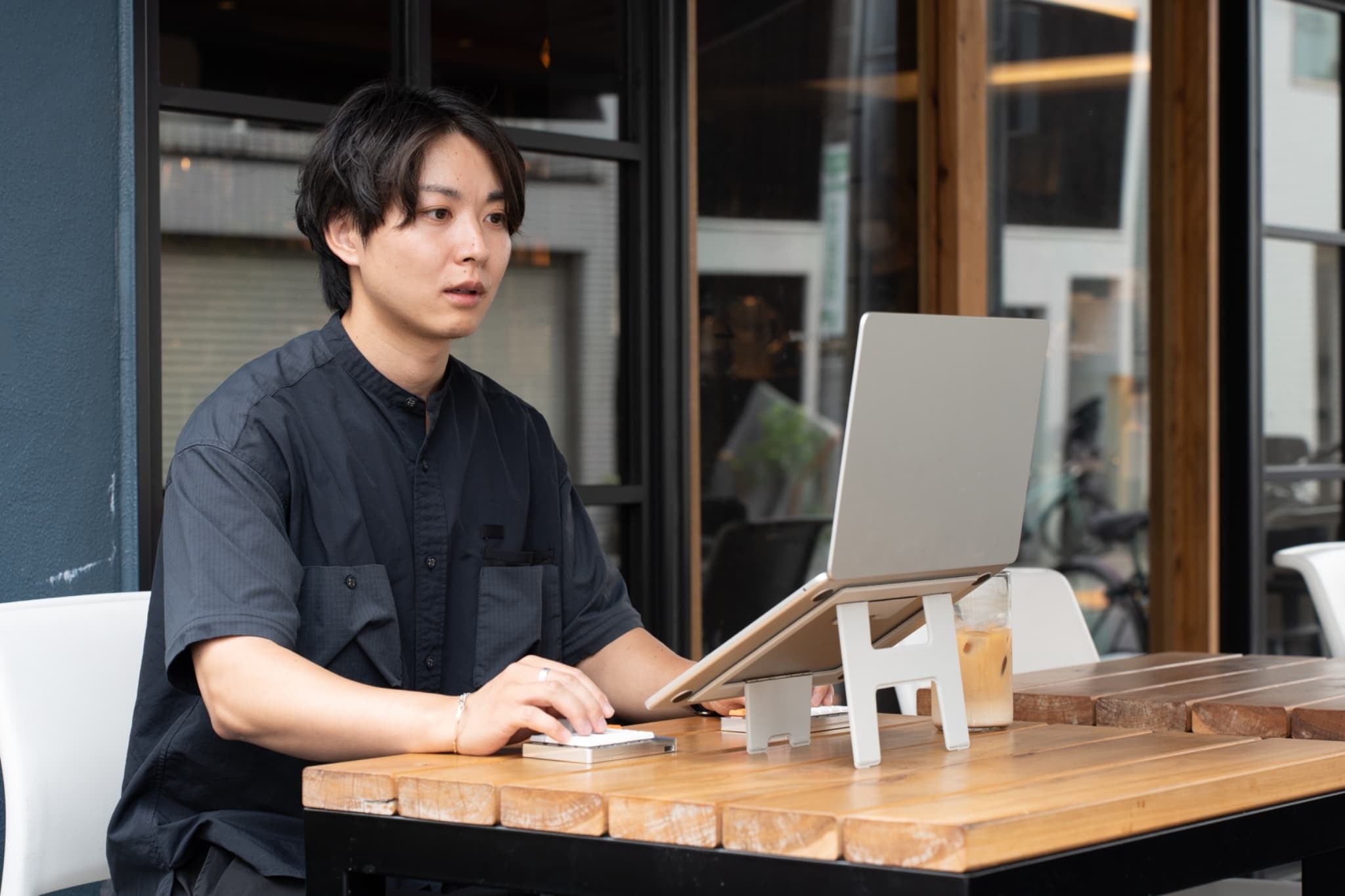 目線も気分も上げる薄型PCスタンド「UUUK（ウーク）」 | drip公式