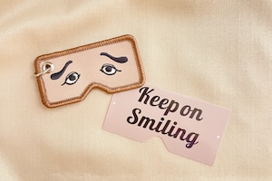 『Keep on Smiling』 にわかせんぺい × enricheveryday スティッチワーク キーホルダー／keep on Smiling にわか面型ステッカー付