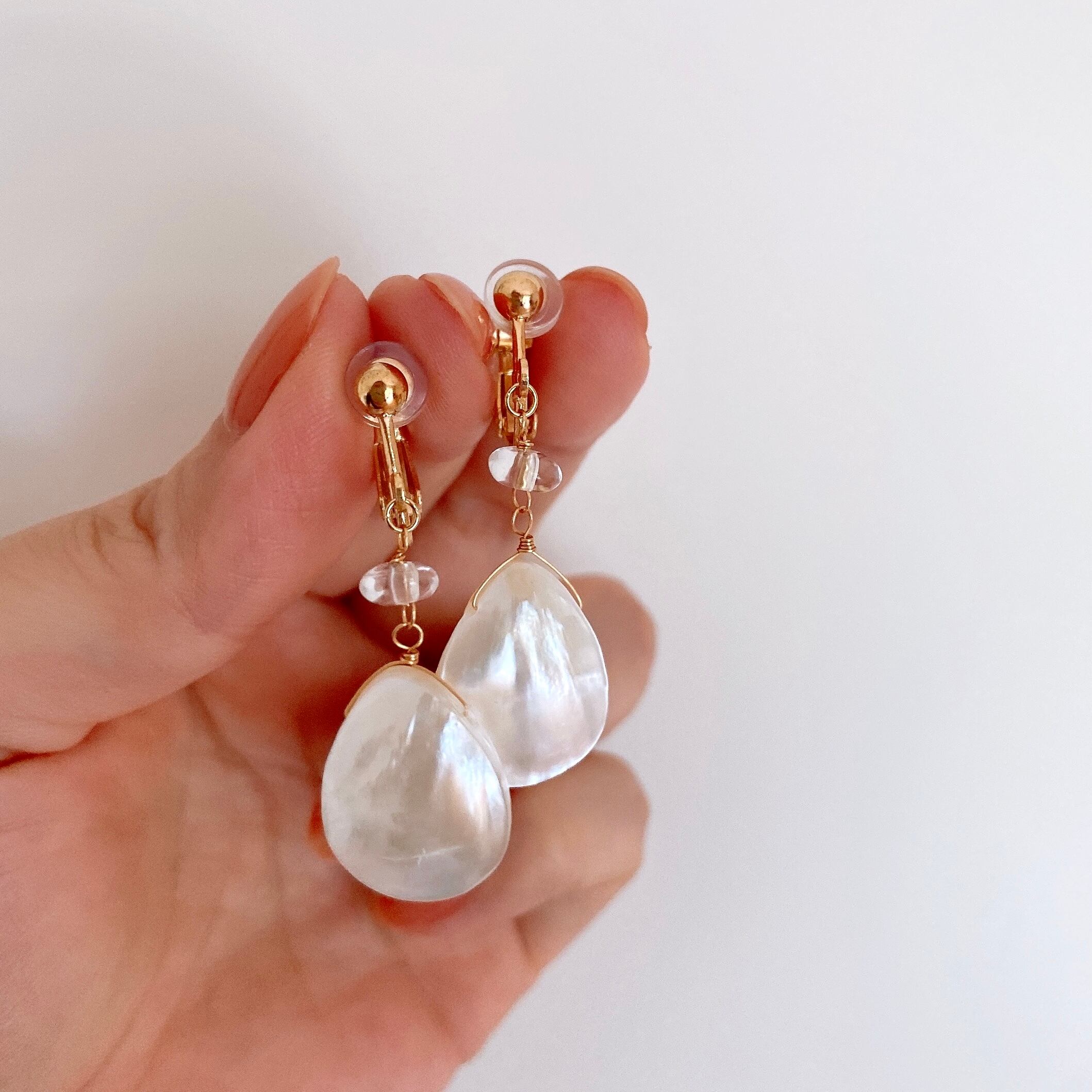 クリスタル or ターコイズ】マザーオブパールイヤリング／ピアス