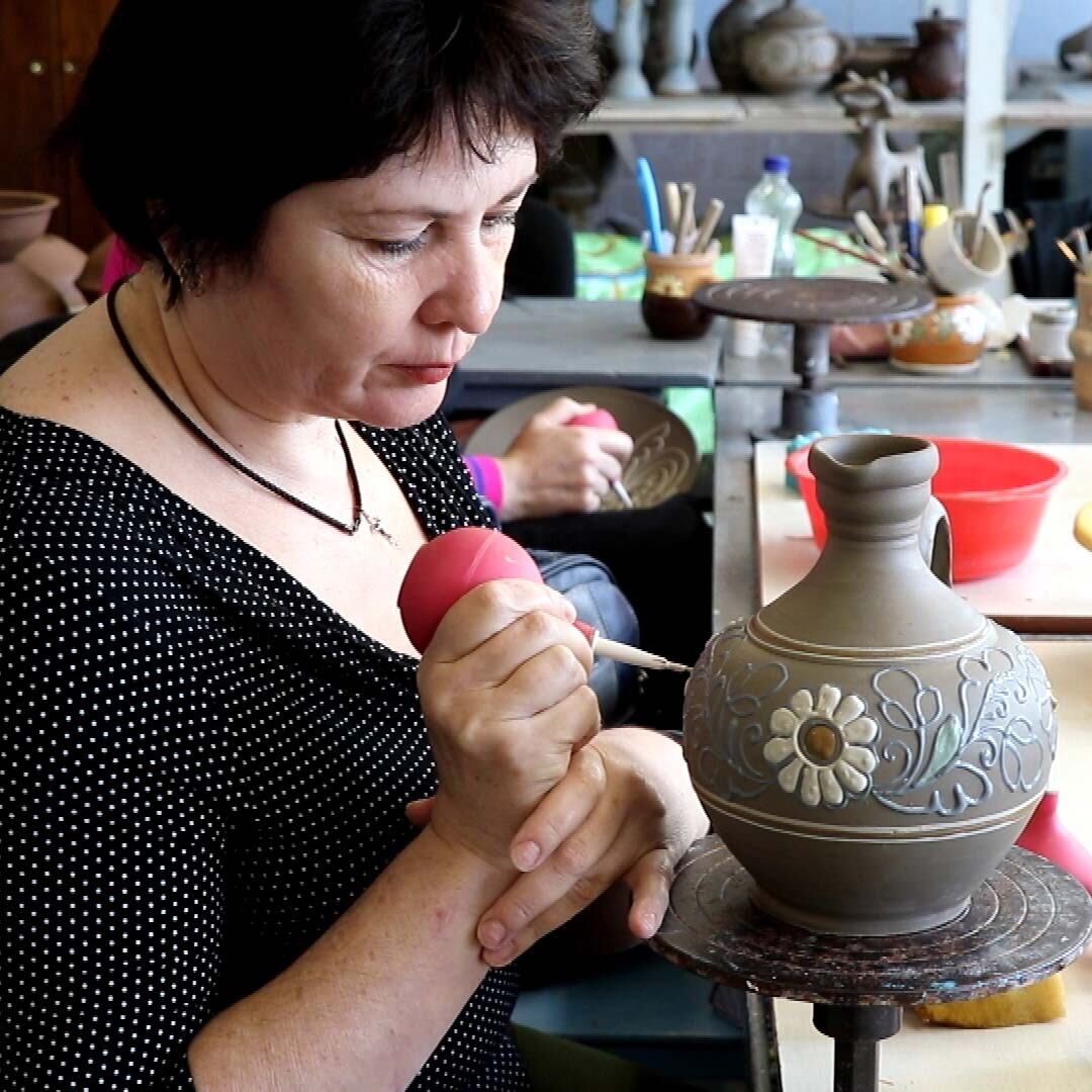 ウクライナ産 オピシュニャ土人形(ニワトリ赤茶色)