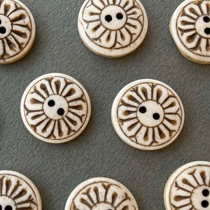 〈再入荷〉マーガレット風模様カウボーン2穴ボタンS(18mm)