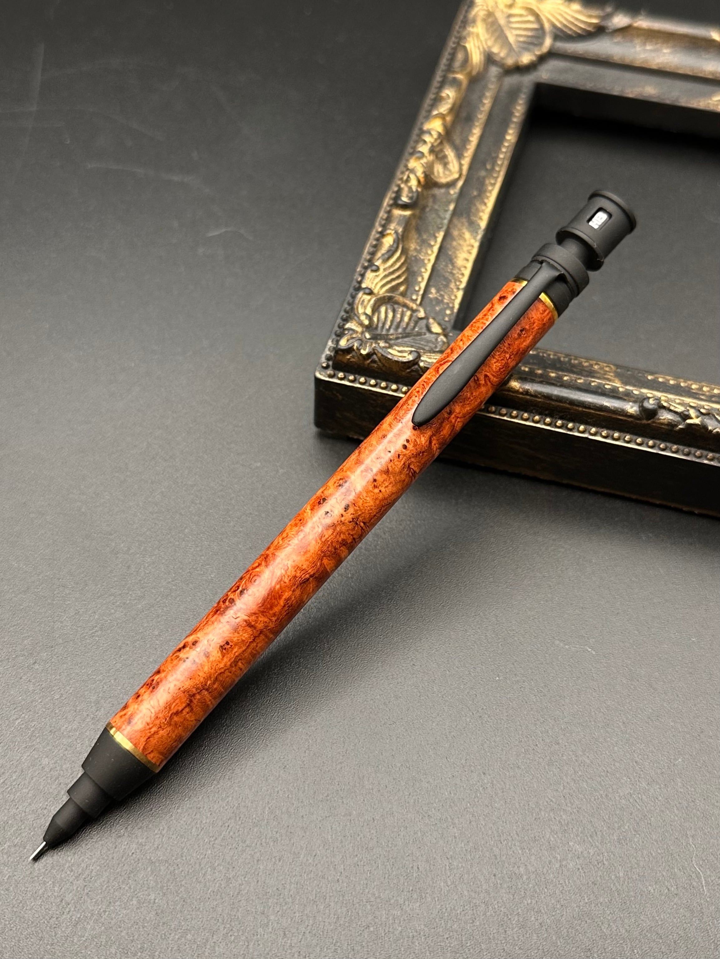 【紅白花梨瘤のシャープペンシル】 木軸 木工 手作り 三神シャープ金具仕様 花梨(瘤)白/木軸シャープペン(オリジナル金具) | Flamberg