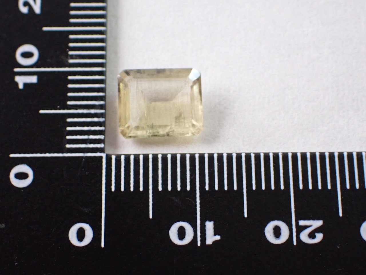 トルコ産カラーチェンジダイアスポア　2.33ct　[C11-197]