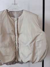 【予約1週間】ノーカラーマットファイバーダウンvest/エクリュ
