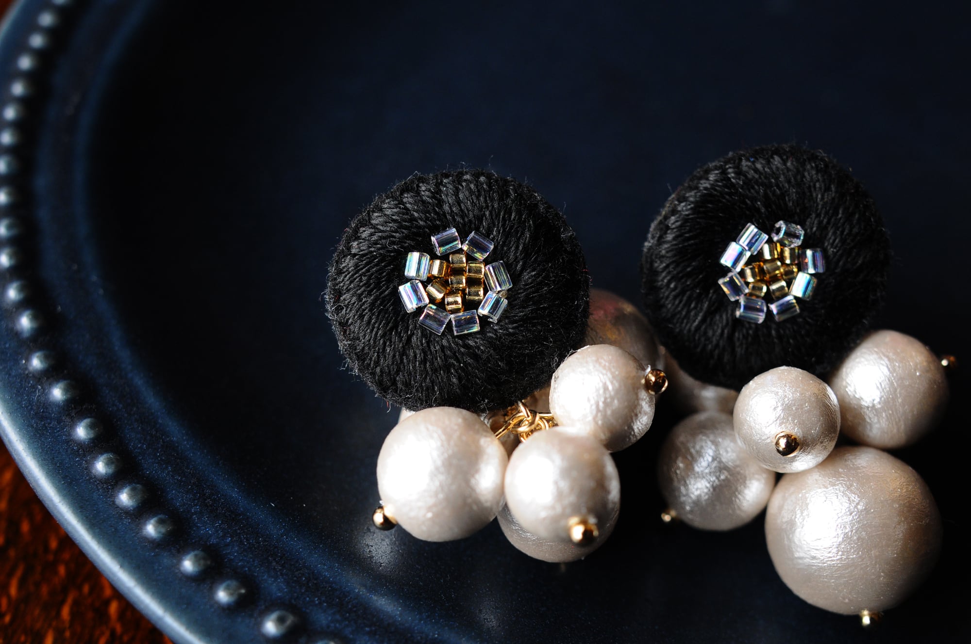 ＜lucy～イロドル惑星～＞刺繍イヤリング◎あふれるパール