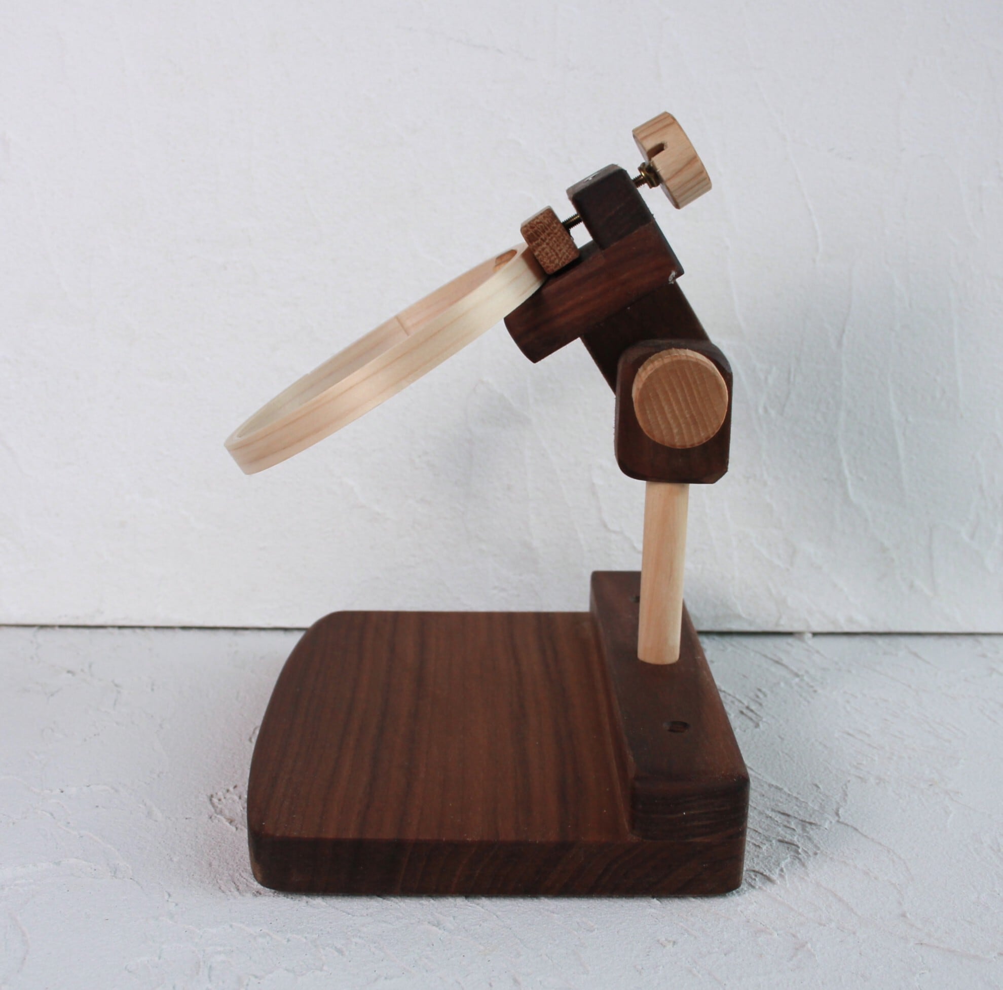 刺繍丸枠スタンド(ウォルナットC✙) 銘木シリーズ【丸型ハンドル装備+