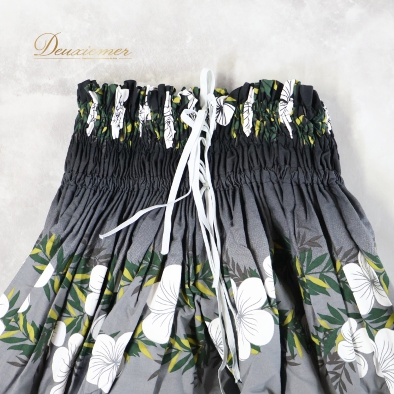 フラダンス 衣装 パウスカート ブラック系 プルメリア柄 シングル レッスン 黒 白 緑 黄 ハワイアン アロハ 花柄 華やか 練習 ハワイアンプリント かわいい フラダンス パウスカート おしゃれ プルメリア 花柄 スカート ハワイ フラ ダンス 練習着