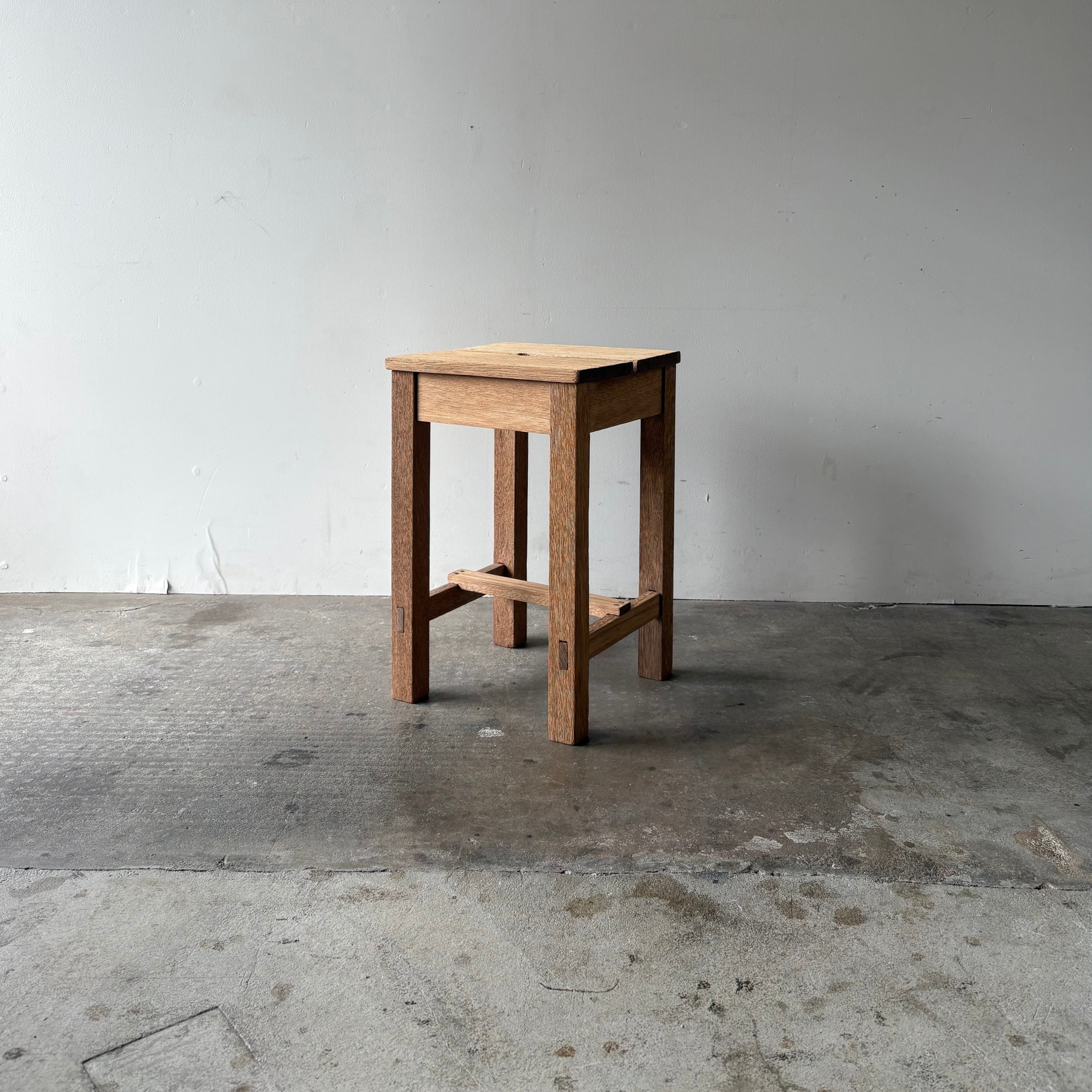 工作室の椅子　1096