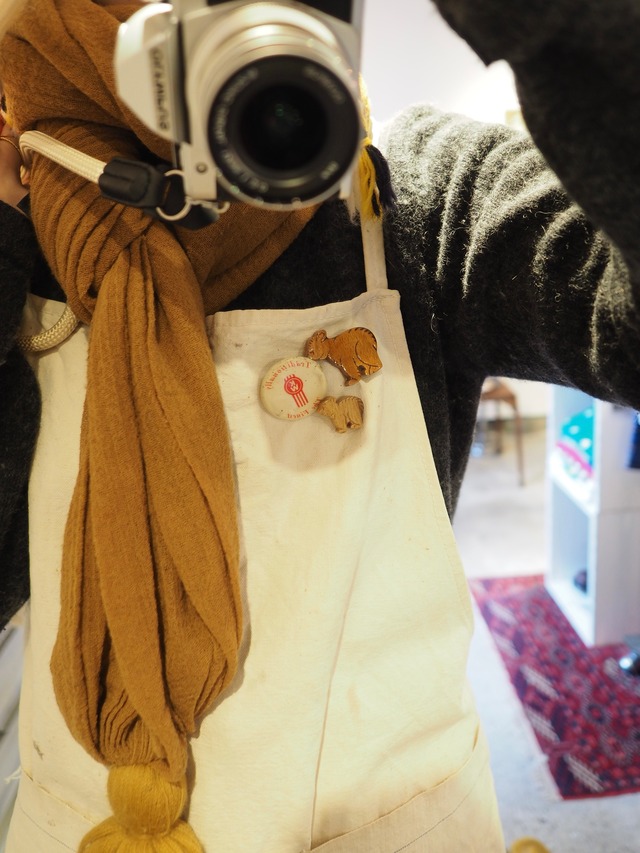 ~1990’s ALASKA souvenir Handmade wooden brooch／母くま