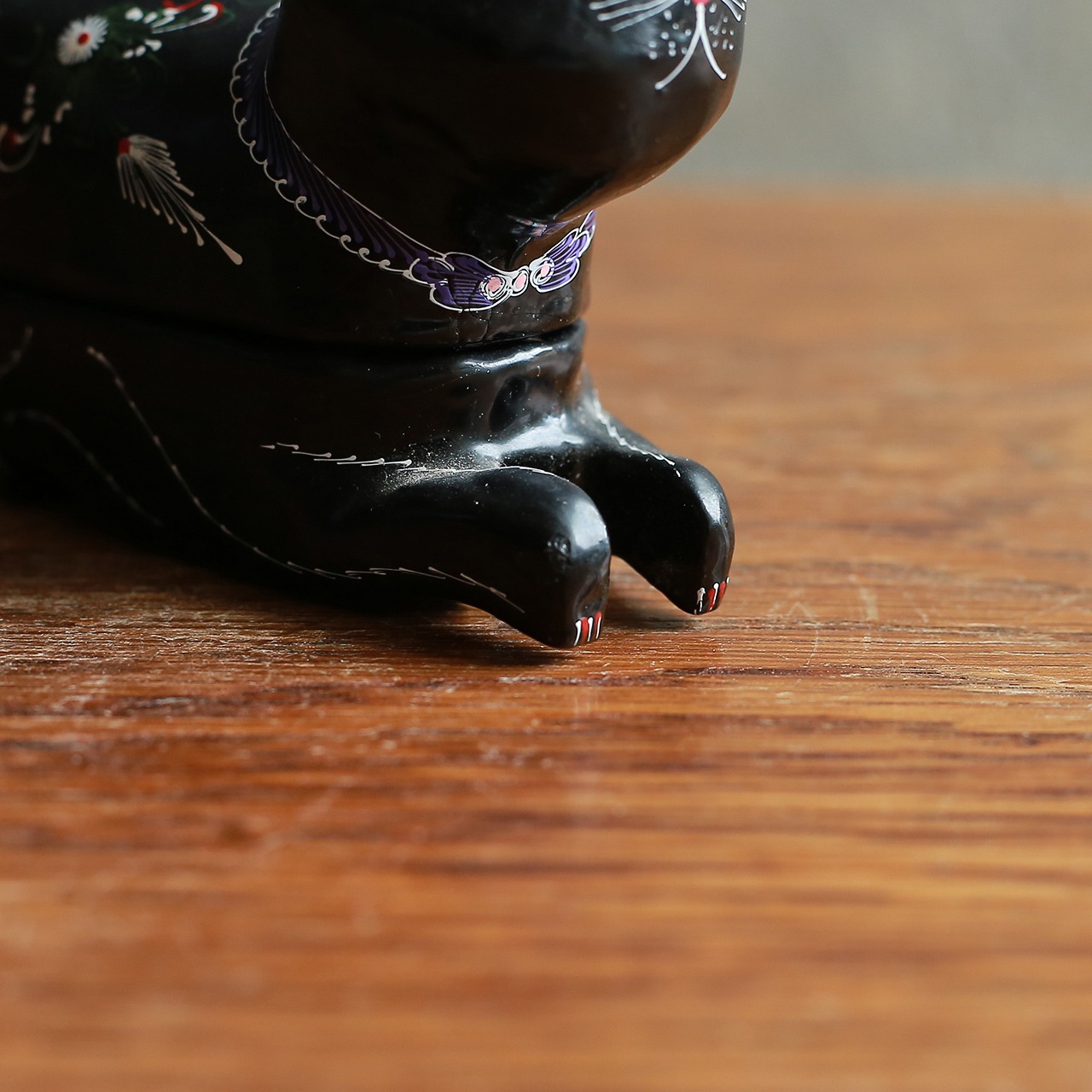 花模様をまとった、ネコのペーパーマッシュ