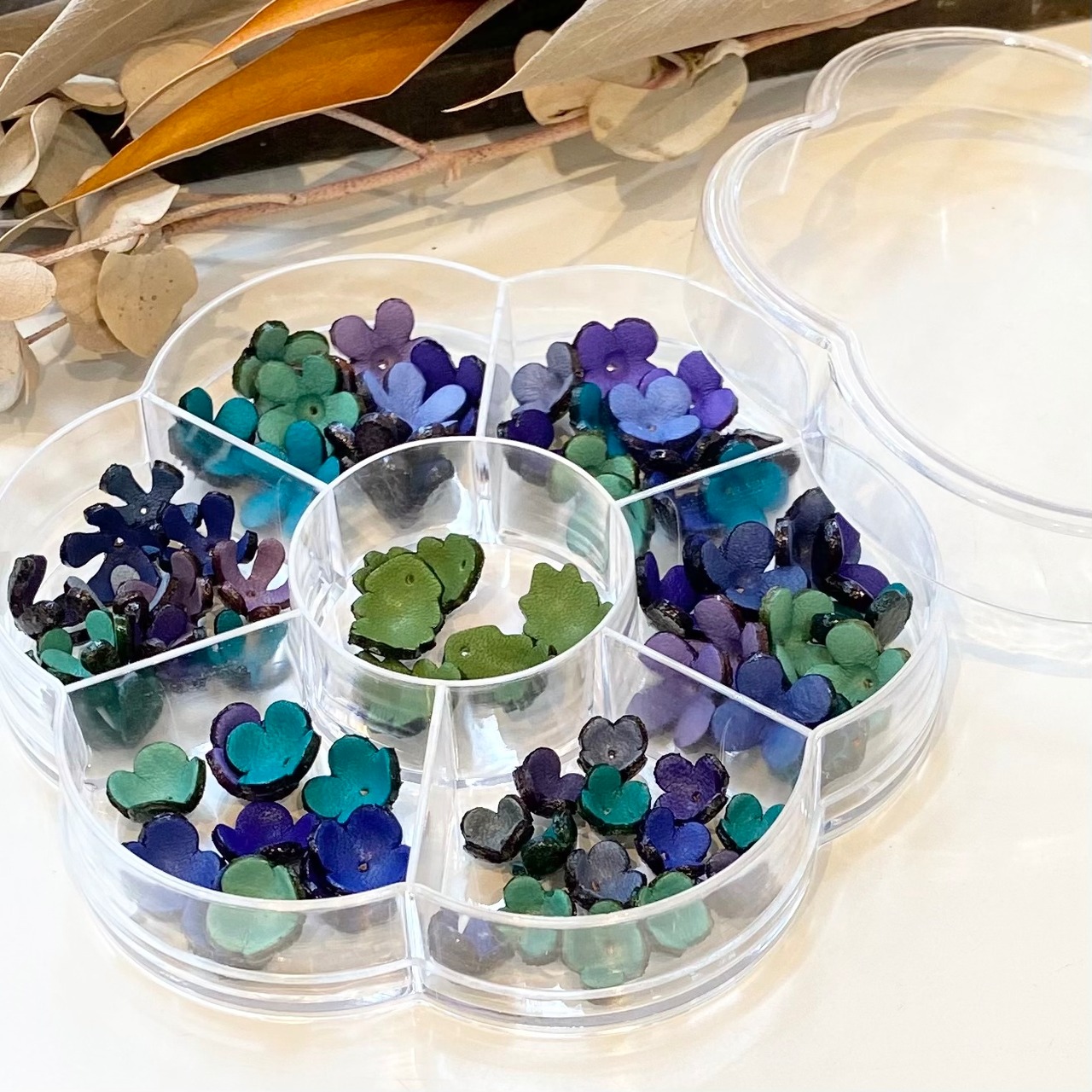 【クリアフラワーケース入り】6種小花＆葉っぱのパーツセット(ブルー) - 1