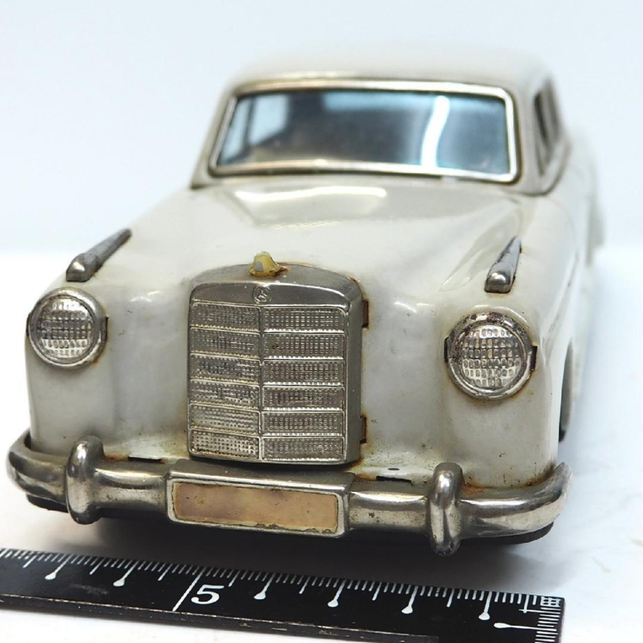 萬代屋【メルセデス ベンツ219白エンブレム欠】ブリキtin toy car箱無  