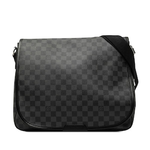 ルイ ヴィトン ダミエ グラフィット ダニエルMM 斜め掛け ショルダーバッグ N58029 ブラック PVC レザー メンズ LOUIS VUITTON 【中古】