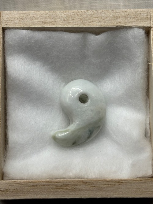 糸魚川翡翠　〜勾玉〜　白地に緑　　　（IM-0025）・画像5