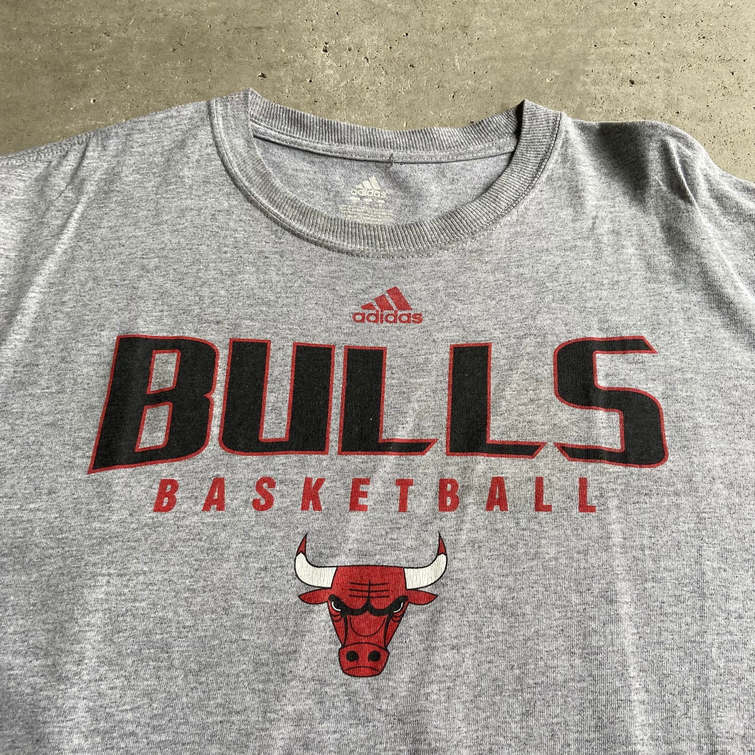 adidas アディダス CHICAGO BULLS シカゴブルズ NBA チーム プリントT ...