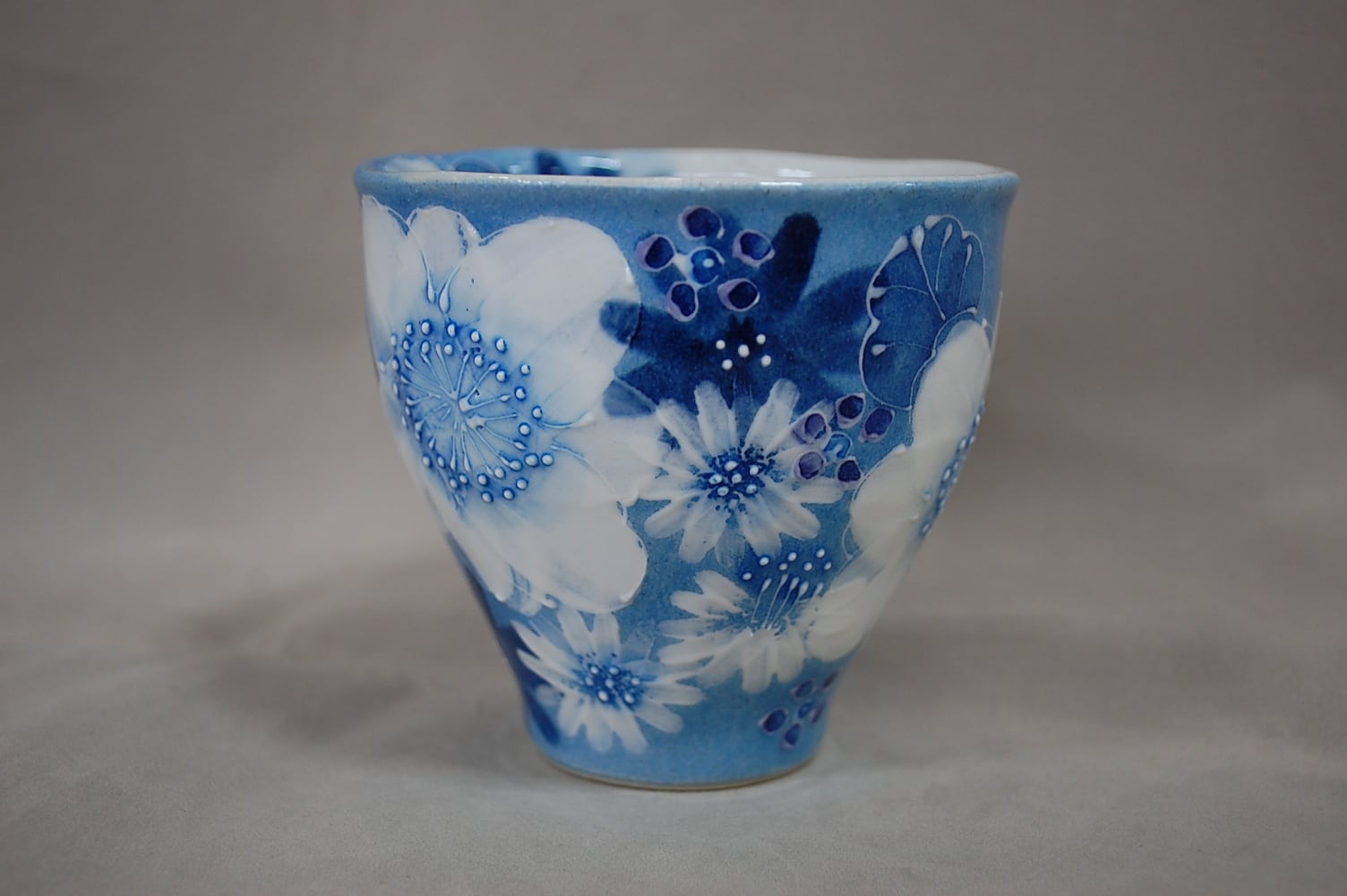 ゆずりは工房 藍彩白絵花マグ | 茶道具・趣味の陶器 萬谷