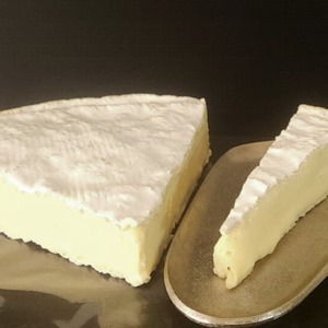 フランス産 ブリー・ド・モー AOP 100g｜本格ブリーチーズ・無殺菌乳・濃厚クリーミー｜フレッシュカット French Brie de Meaux AOP 100g – Authentic Brie Cheese | Raw Milk, Rich & Creamy | Fresh Cut