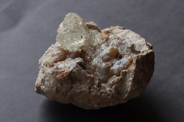 【暮らしの中のmineral】メキシコ産 ハイアライトオパール原石 母岩付き