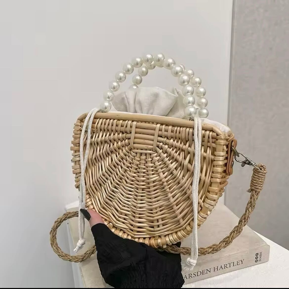 セミサークルかごバッグ