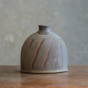 波模様がかわいい、味わい深いフラワーベース