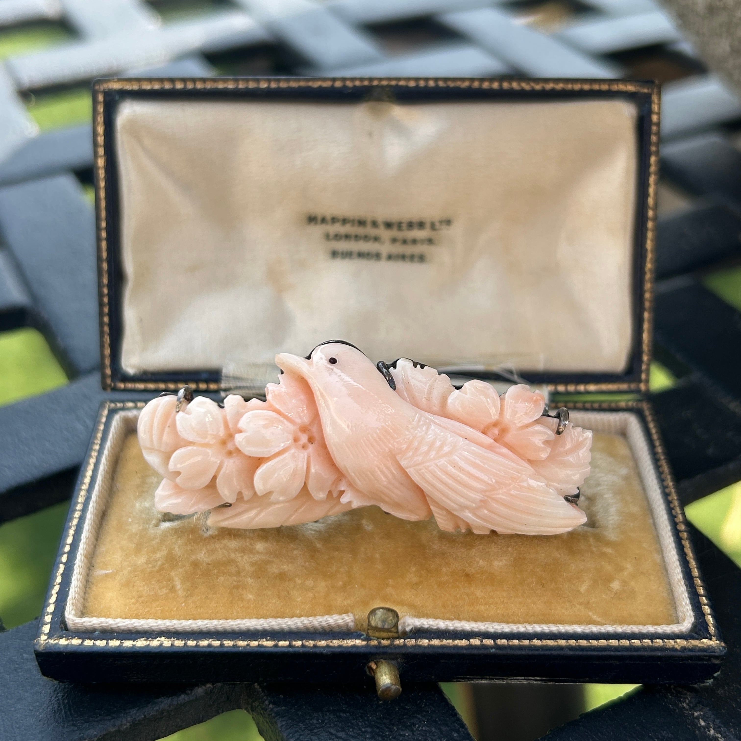 Vintage  薄桃サンゴカービング　桜にヒヨドリのブローチ