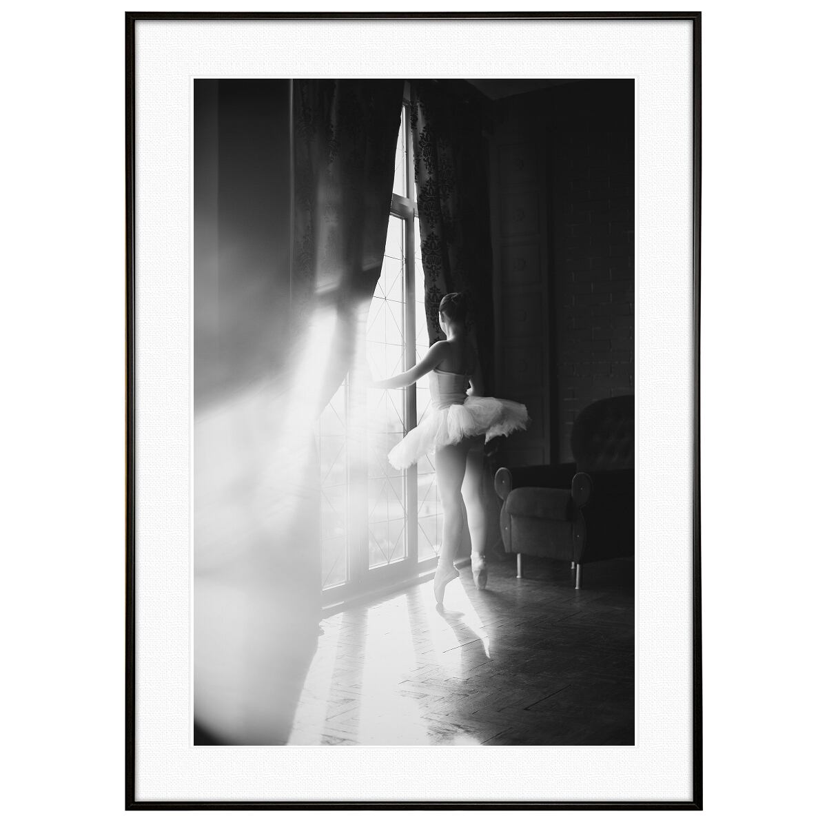 人物写真 窓の前に立つバレリーナ インテリアモノクロアートポスター額装 AS2475