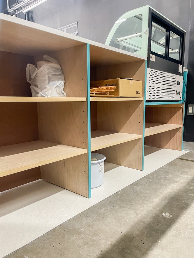 お菓子屋さん向けガラスショーケースカウンター173　（レジカウンター・ミントグリーン）W2400　特注店舗家具