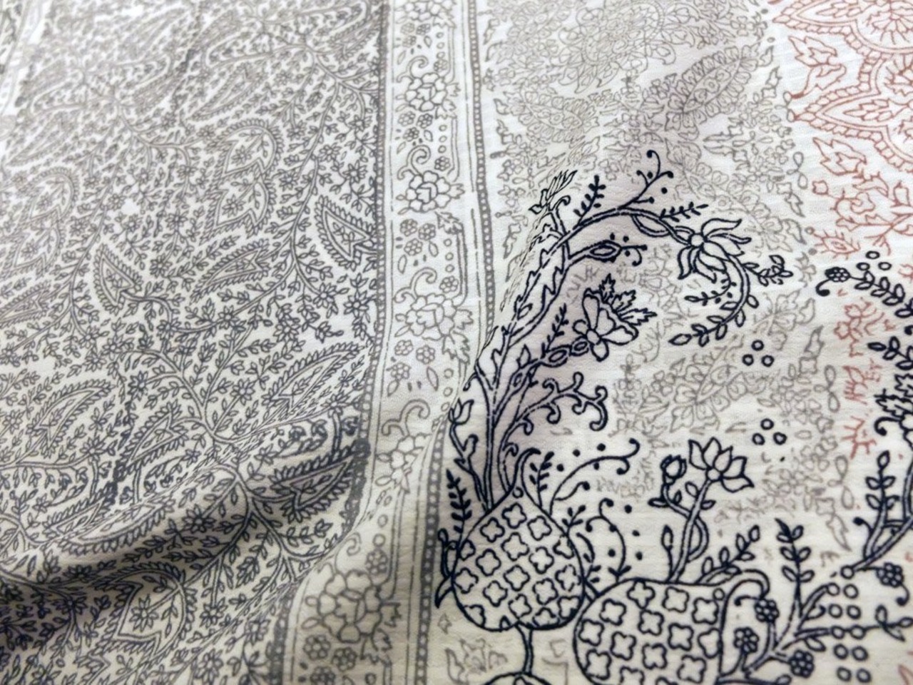 【受注商品】Rumi Rockきもの「木版更紗」生成り赤　[A727]