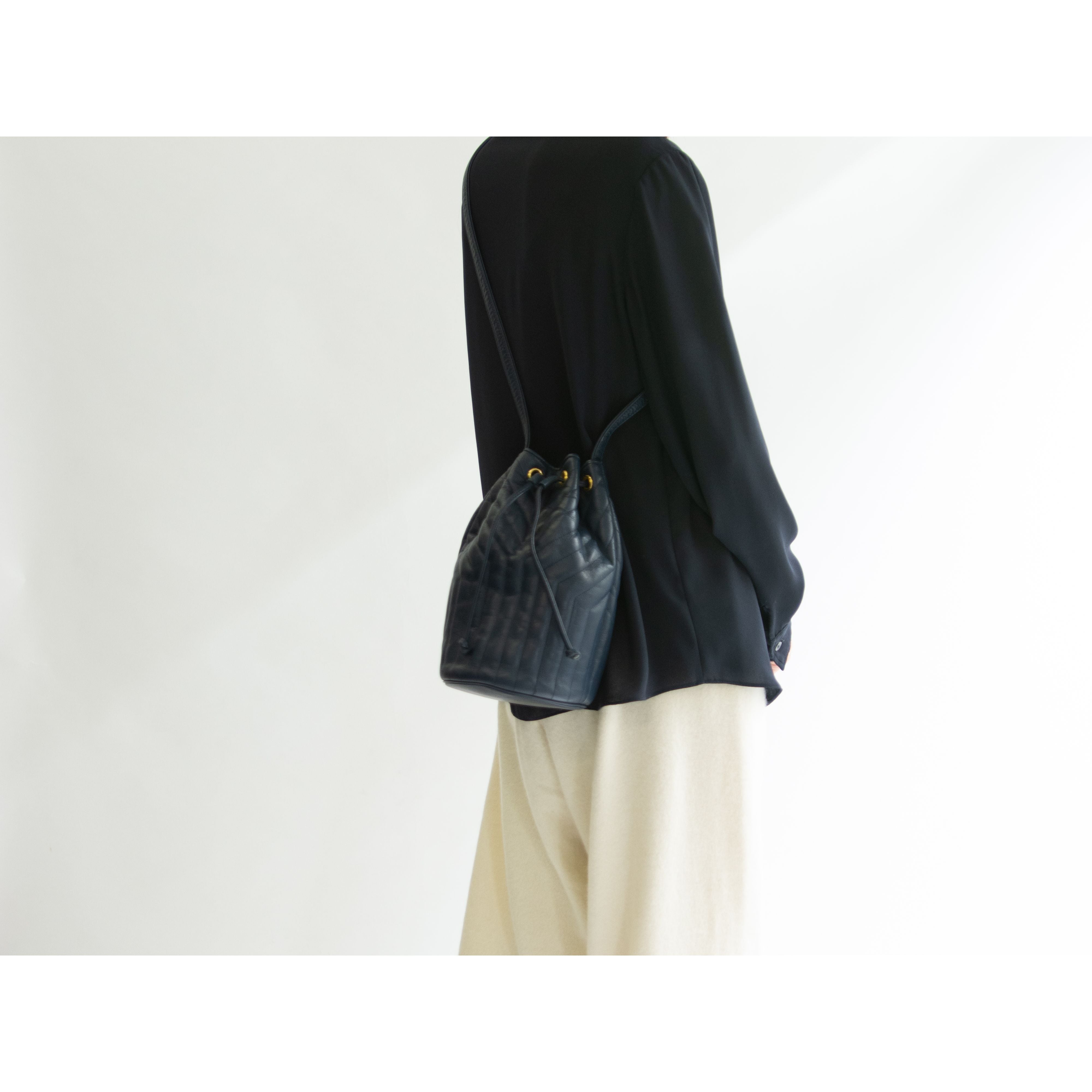 Yves Saint Laurent】Drawstring leather shoulder bag（イヴサン ...