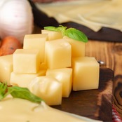 スイス産 グラスフェッド エメンタール AOP チーズ キューブ｜フレッシュカット (300g, 1cm角)｜無添加・セルロース不使用 Swiss Grass-Fed Emmental AOP Cheese Cubes | Freshly Cut | Additive-Free & Cellulose-Free