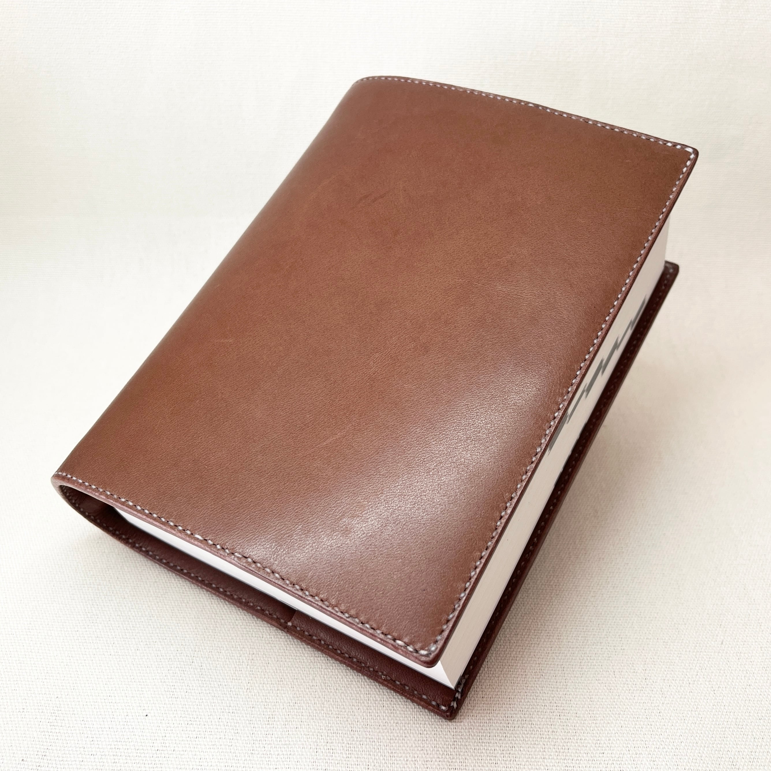 四季報、ポケット六法がぴったり収まるブックカバー | 革小物店【TOKATA】