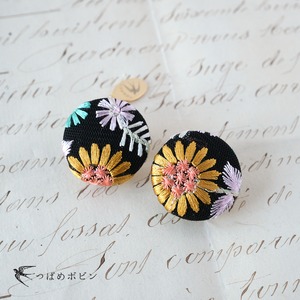 サリーボーダーのクリップ◎ブラックイエローブルー／花C【つばめボビンのクリップシリーズ】