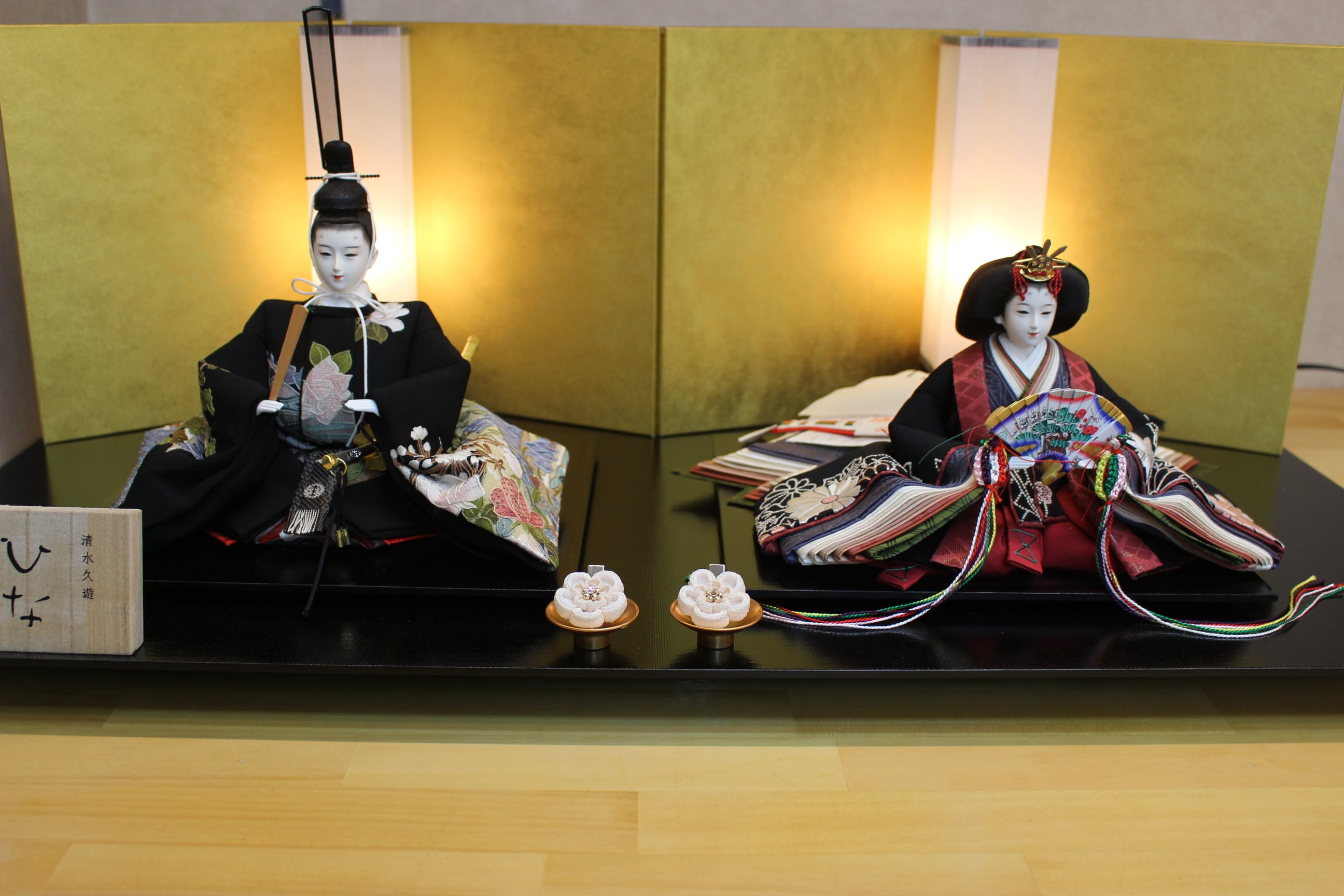 雛人形 Bonheur/幸運 清水久遊作 正絹松花柄.紅葉菊刺繍「留袖」越前塗平飾り/限定一点物親王