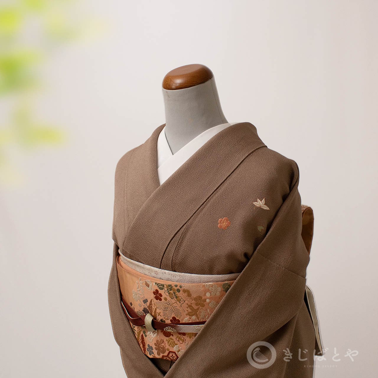 正絹ちりめん 栗鼠色に刺繍の付け下げ 紋入 袷