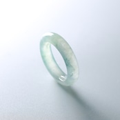 【9.5号】透明の中にふわっとワンポイントグリーンが！くり抜き甲丸リング A貨翡翠 jd_rg1729