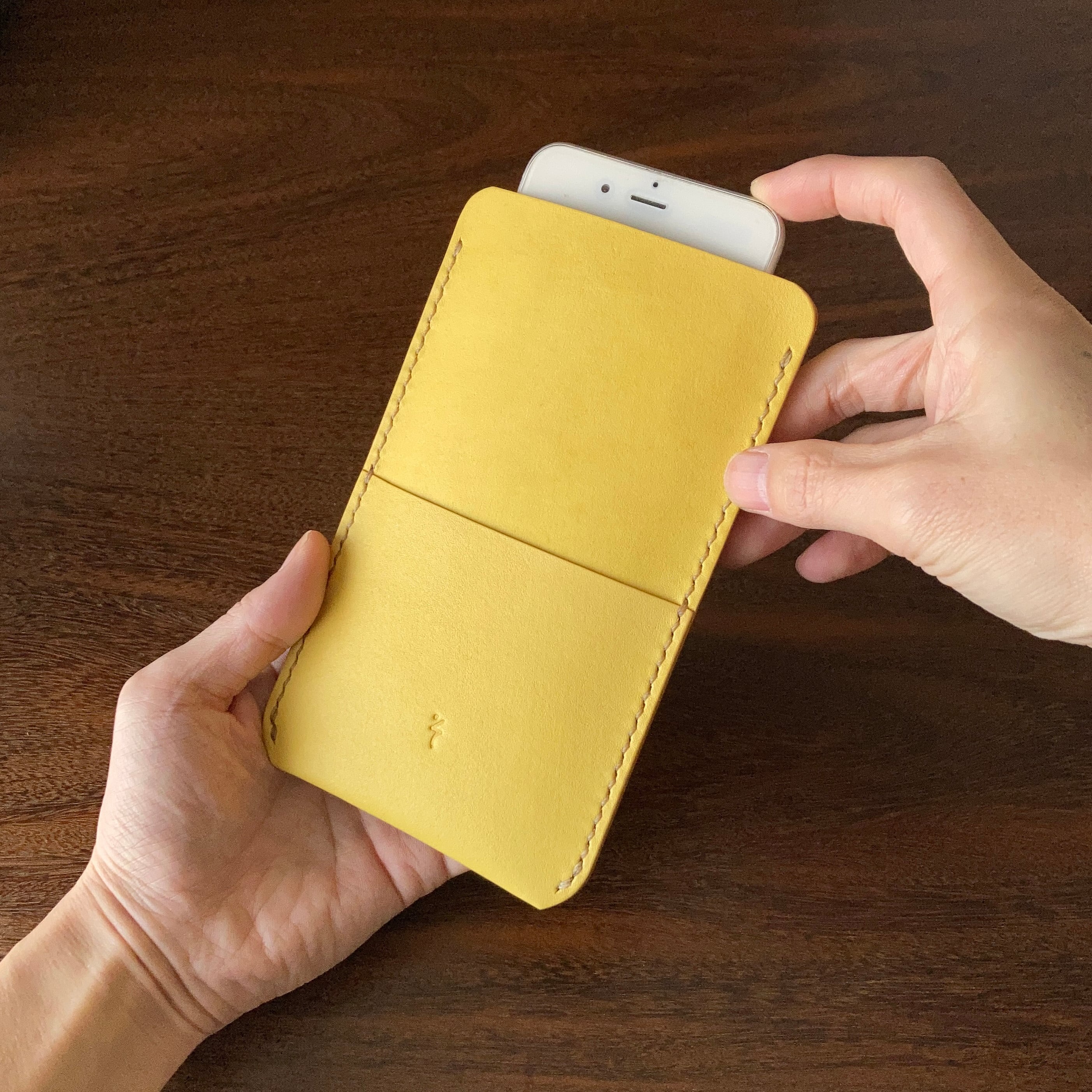 機種別サイズで仕立てる草木染め革スマホケース【spot/すぽっと】きは
