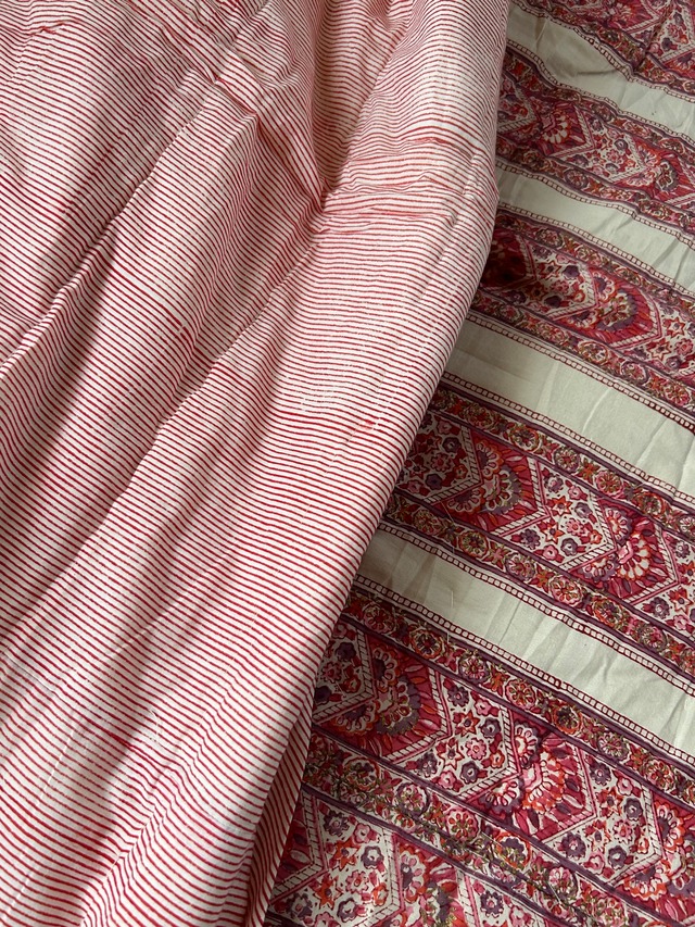 特別価格　ピンクの縦ライン　シングルサイズ　ブロックプリントキルト　インドのお布団　