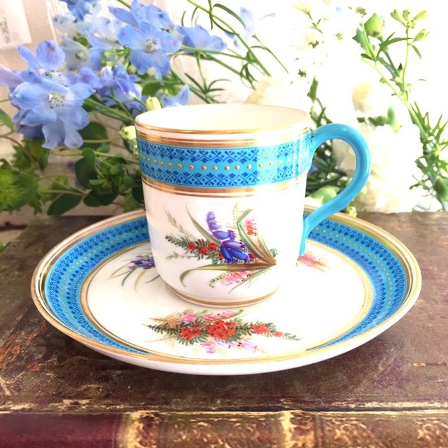 イギリス・ウースター　美しいブルーとお花のティーカップ