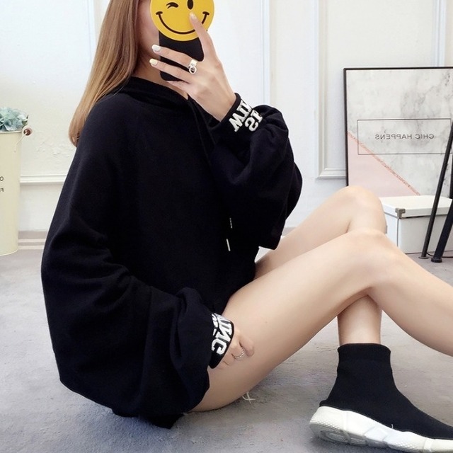 トップス レディース 送料無料 6色展開 パーカー プルオーバー ブラック 黒色 イエロー 黄色 ホワイト 白色 レッド 赤色 オレンジ グリーン 緑色 バックプリント ロゴ 英字 フロントポケット フード付き オーバーシルエット ビッグシルエット オーバーサイズ 大きめ ゆったり ゆる 楽ちん 彼シャツ風 ワイド ブカブカ 長袖 ボリューム袖 ランタンスリーブ カジュアル ラフ おしゃれ お洒落 カッコイイ かっこいい こなれ感 マニッシュ ルーズ 春服 秋服 冬服 普段使い 着回し 重ね着 おでかけ