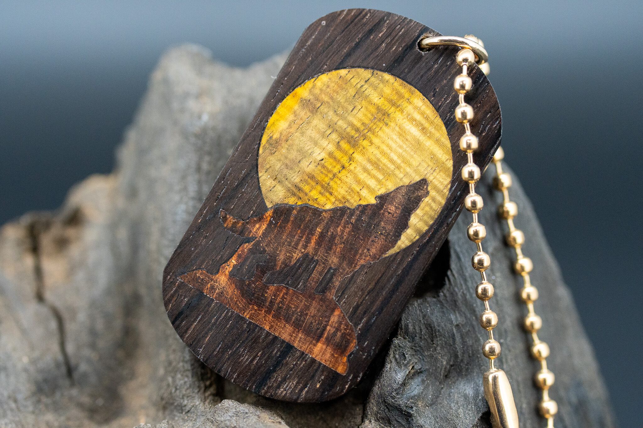 【音楽業界屈指の銘木】 ハカランダ ドッグタグ 象嵌 月と狼